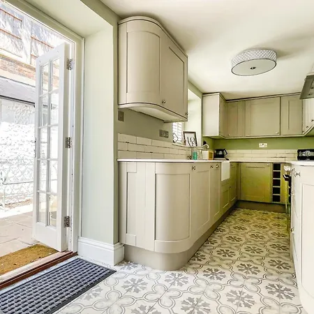 Beautiful 2 Bedroom Cottage With Private Courtyard In Arundel Centre Exterior photo