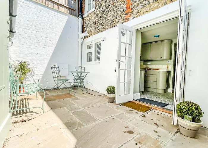 Beautiful 2 Bedroom Cottage With Private Courtyard In Arundel Centre